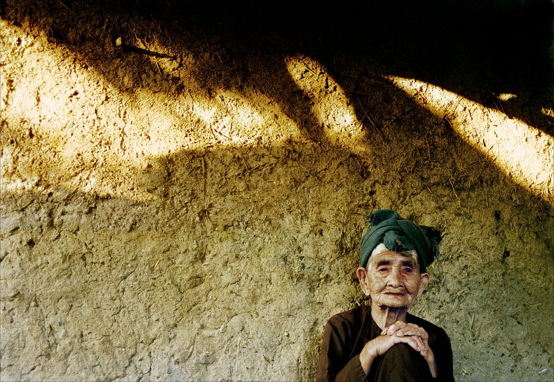 392 - old mother and the sun drops the porch - DOAN Thi Tho - vietnam.jpg